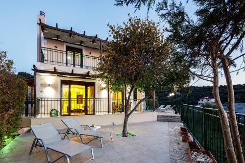 Villa Mahin With Pool And Sea View