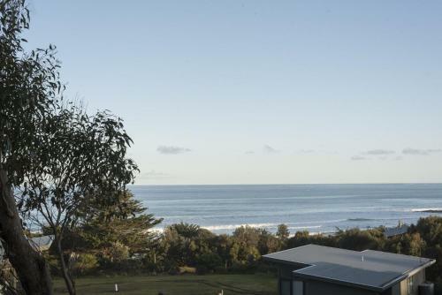Skenes Beach House Stunning Ocean Views Amongst A Natural Bush Setting