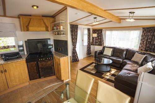 2 Bedroom Caravan In Lochlands Leisure Park