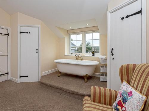 Pass The Keys Spacious Historic Cottage Minutes From Coast