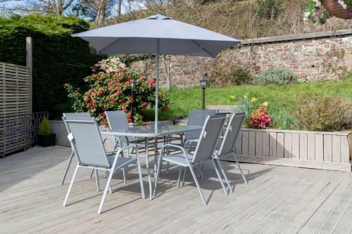 Solace - Beautiful Cottage, Views Over The Wooded Valley
