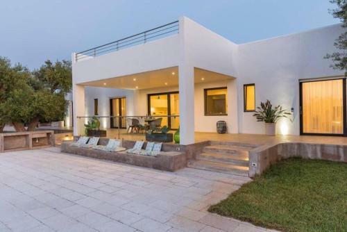 Superb Villa With Private Swimming Pool Near The Beach