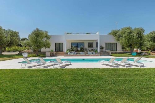 Superb Villa With Private Swimming Pool Near The Beach