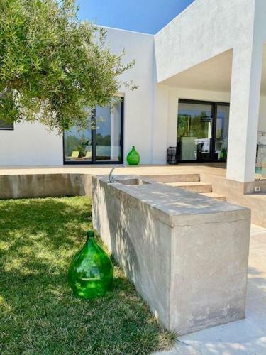 Superb Villa With Private Swimming Pool Near The Beach