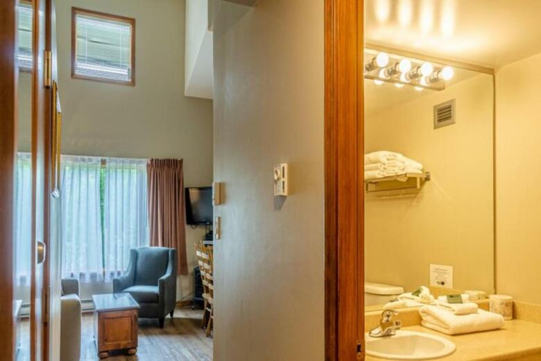 Nancy Greene's Cahilty Lodge - Hotel Room