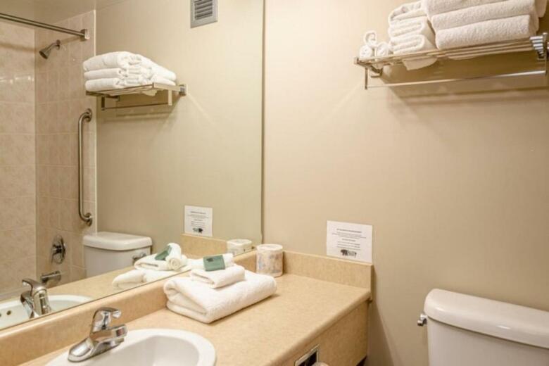 Nancy Greene's Cahilty Lodge - Hotel Room