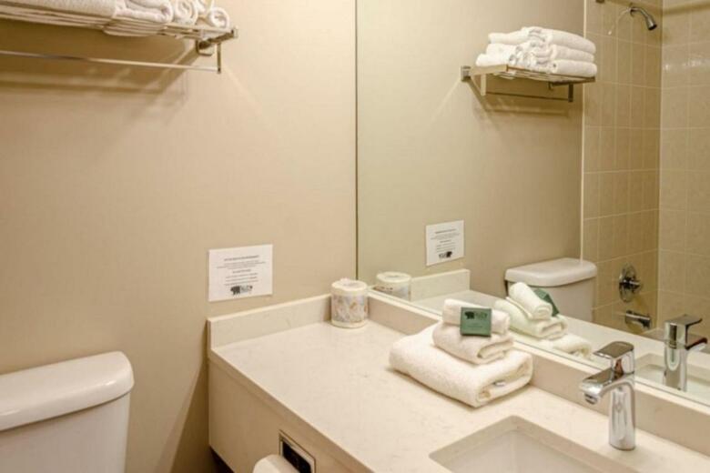 Nancy Greene's Cahilty Lodge - Hotel Room