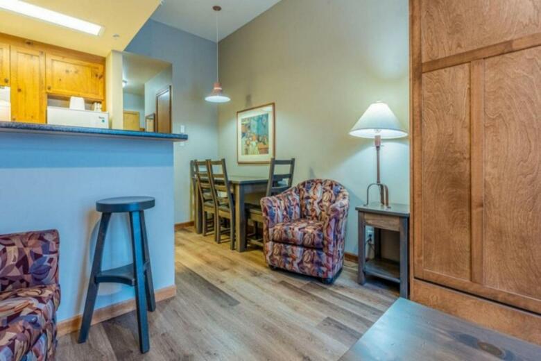 Nancy Greene's Cahilty Lodge - Hotel Room