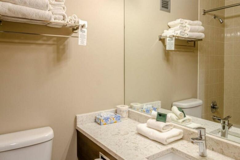 Nancy Greene's Cahilty Lodge - Hotel Room