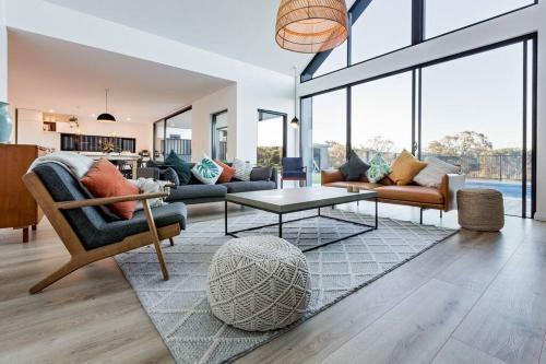 Space+light Lounge By Pool Walk To Town Beach