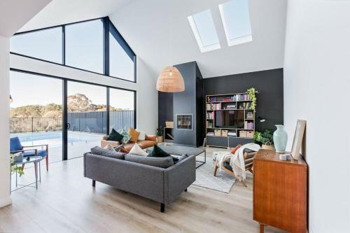 Space+light Lounge By Pool Walk To Town Beach