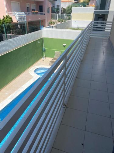 Sala de Estar / Jantar/ Dormir Em Moradia Com Piscina, Caxias