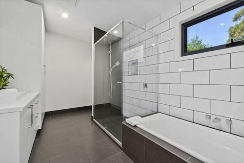 Top Of The Bay-modern Home With Spectacular Views