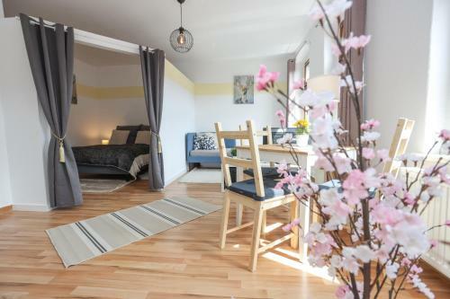 Full House Studios - Little Mill Apartment - Ntflx + Wifi