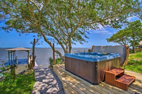 Tropical Villa Screened Porch And Water View!