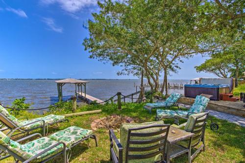 Riverfront Villa With Hot Tub And Fire Pit Access