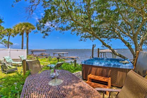 Riverfront Villa With Hot Tub And Fire Pit Access