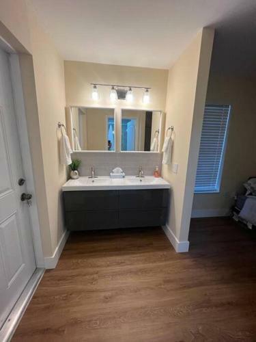 Nice Modern Homenear Aiport, Winwood & Downtown