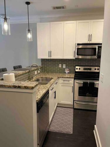 Apartamento 4-story 2bd Townhome In Midtown With Garage!!