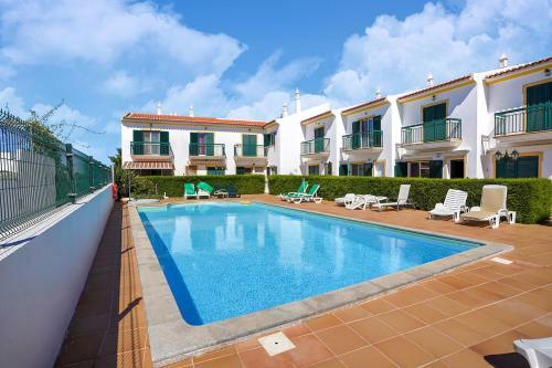 Casa Fonte Santa Com Dois Quartos, Piscina E Estacionamento