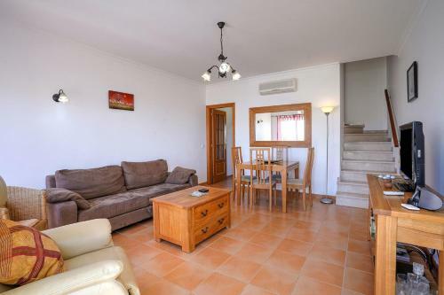 Casa Fonte Santa Com Dois Quartos, Piscina E Estacionamento