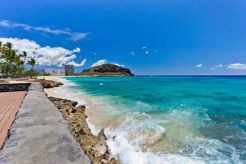 Elegant Oceanfront Villa With Lanai And Tiki Bar!