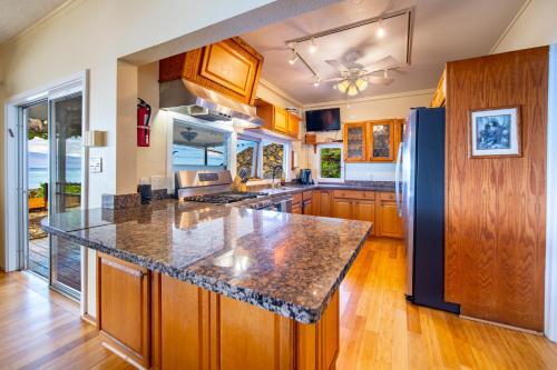 Oceanfront Lahaina Front Street Private Home