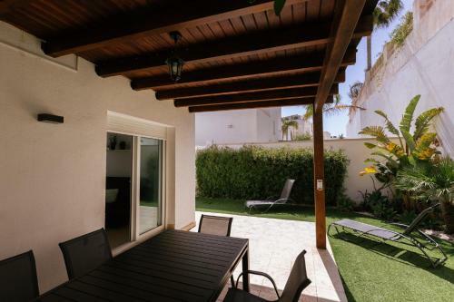 Apartamento Luminous Villa With Terraces And Salt Water Pool