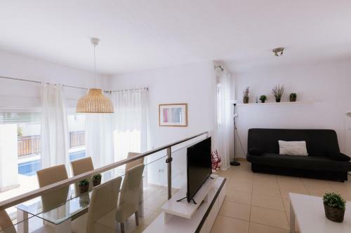 Apartamento Luminous Villa With Terraces And Salt Water Pool