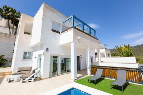 Apartamento Luminous Villa With Terraces And Salt Water Pool