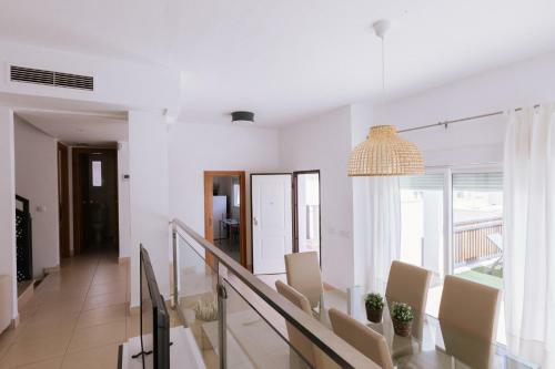 Apartamento Luminous Villa With Terraces And Salt Water Pool
