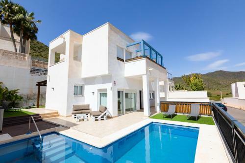 Apartamento Luminous Villa With Terraces And Salt Water Pool