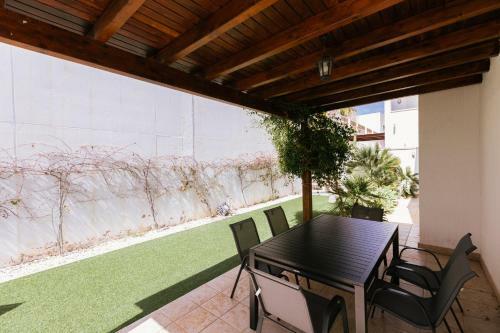 Apartamento Luminous Villa With Terraces And Salt Water Pool
