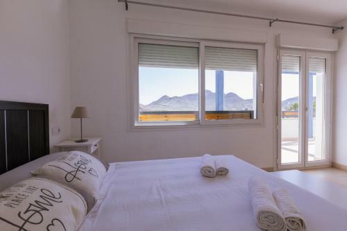 Apartamento Luminous Villa With Terraces And Salt Water Pool