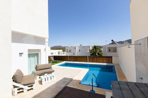 Apartamento Luminous Villa With Terraces And Salt Water Pool