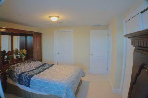 Awesome Water Front Home 4 Bedrooms & 4 Bathrooms! Sleeps 10