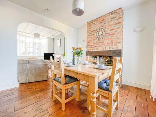 Harvest Moon - 2 Bedroom Cottage Close To Harbour