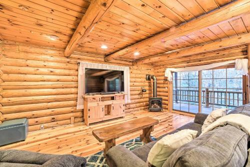 Spacious Cabin With Decks Near Saratoga Springs