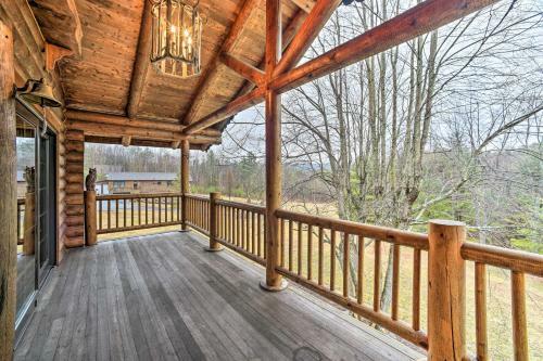 Spacious Cabin With Decks Near Saratoga Springs