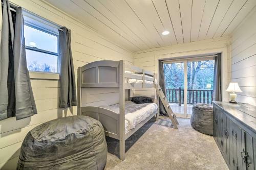 Spacious Cabin With Decks Near Saratoga Springs