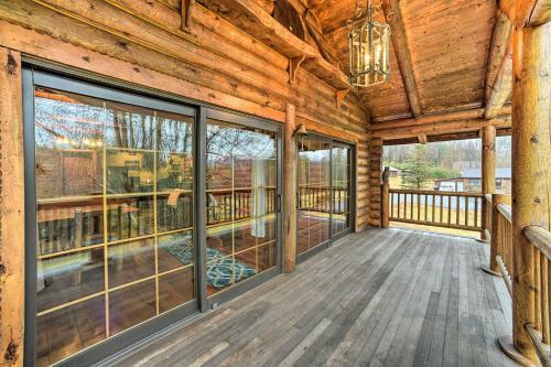 Spacious Cabin With Decks Near Saratoga Springs