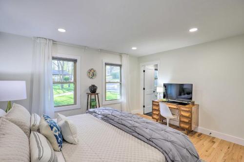 Modern Asheville Escape With Deck And Hot Tub!