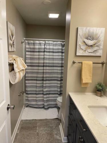 Cheerful, Bright, And Quiet Home Mins From Uptown Pet Friendly