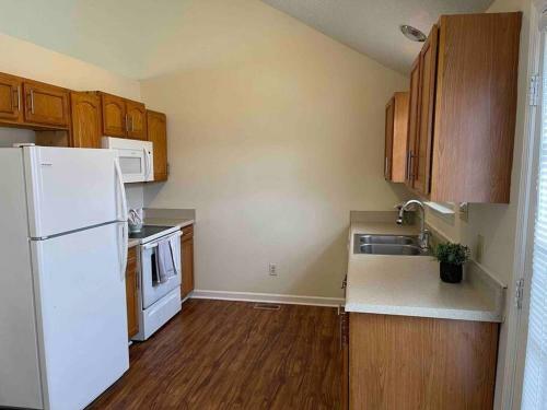 Cheerful Cozy 3 Bedroom Home With Free Parking