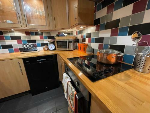 Cheerful 2 Bedroom Townhouse With Cinema Loft