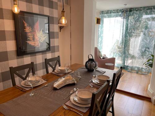 Cheerful 2 Bedroom Townhouse With Cinema Loft