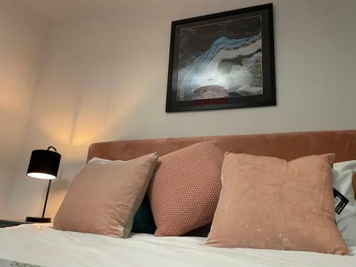 Cheerful 2 Bedroom Townhouse With Cinema Loft
