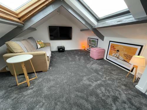 Cheerful 2 Bedroom Townhouse With Cinema Loft