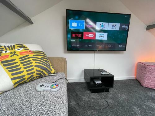 Cheerful 2 Bedroom Townhouse With Cinema Loft