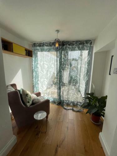 Cheerful 2 Bedroom Townhouse With Cinema Loft